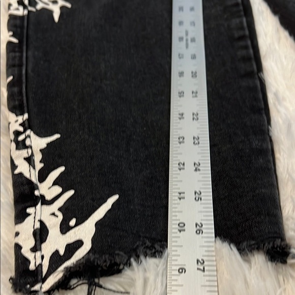 Black and White High Rise Barrel Jeans with Ornate Barbwire Design - Picture 7 of 7